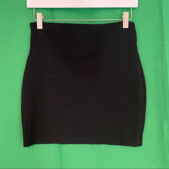 Cefian Lynn Mini Skirt in Black - Picture 3 of 4